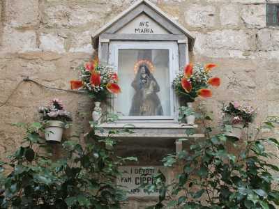 La statuetta in gesso di Strada Tresca fatta installare da una devota della famiglia Cippone